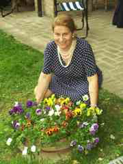 Corinna mostra con orgoglio le violette fuori stagione